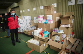 ep enrique lopez visita protegido con una mascarilla el centro logistico de la comunidad de madrid