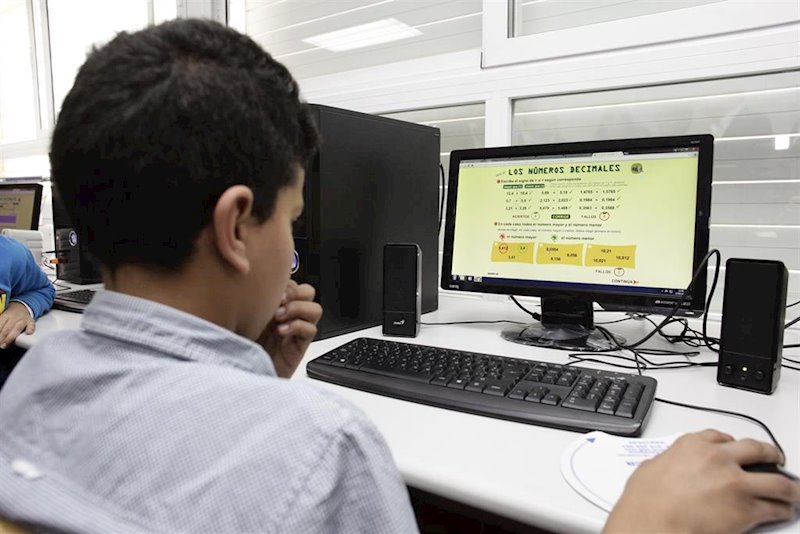 ep estudiante en un aula informatica de un centro educativo de aragon