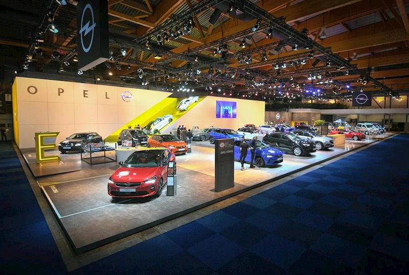 ep expositor de opel en el salon de bruselas