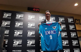 ep fernando torres con la camiseta del sagan tosu
