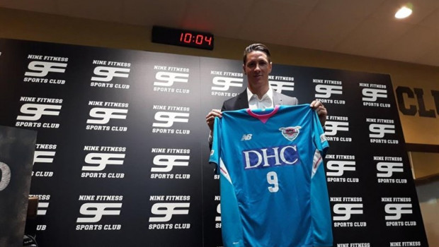 ep fernando torres con la camiseta del sagan tosu