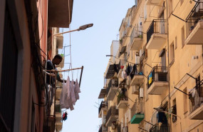 ep foto de archivo un hombre tendiendo en su casa a 17 de mayo de 2023 en barcelona cataluna espana