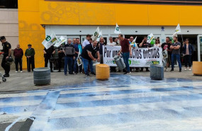 ep ganaderos reparten leche gratis y protestan por los precios bajos de algunas marcas en el