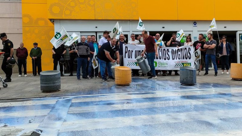 ep ganaderos reparten leche gratis y protestan por los precios bajos de algunas marcas en el ep ganaderos reparten leche gratis y protestan por los precios bajos de algunas marcas en el
