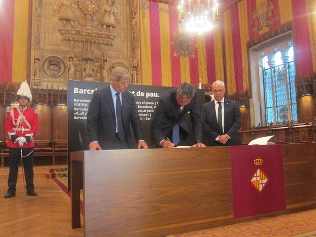 García Albiol firma el libro de condolencias | EUROPA PRESS ep garcia albiol firmalibrocondolencias