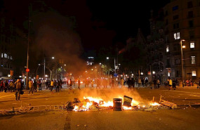 ep hoguera en el paseo de grcia de barcelona durante los disturbios por la sentencia contra el