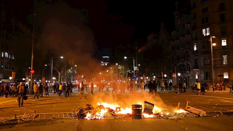 ep hoguera en el paseo de grcia de barcelona durante los disturbios por la sentencia contra el ep hoguera en el paseo de grcia de barcelona durante los disturbios por la sentencia contra el