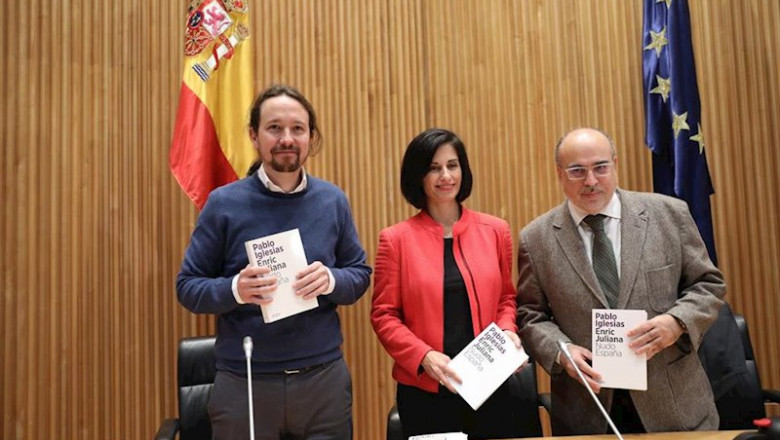 (I-D) El secretario general de Podemos, Pablo Iglesias; la periodista Lola García como moderadora y el periodista Enric Juliana posan con el libro del evento durante el diálogo `Nudo España: un año después´ en el Congreso de los Diputados | Marta Fernández Jara - Europa Press ep i-d el secretario general de podemos pablo iglesias la periodista lola garcia como moderadora y