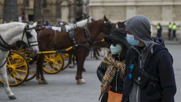 ep imagenes del impacto del virus del coronavirus en el sector turistico dos turistas con