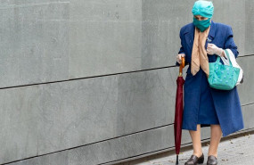 ep isabel una senor de 94 anos que ha sido enfermera se dirige a una farmacia de triana el dia 34