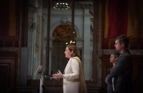 ep la alcaldesa de barcelona ada colau junto a la concejal de vivienda lucia martin y el del