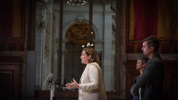 ep la alcaldesa de barcelona ada colau junto a la concejal de vivienda lucia martin y el del