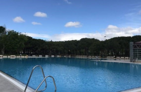 ep la piscina al aire libre del centro deportivo municipal de aluche en el distrito de latina madrid