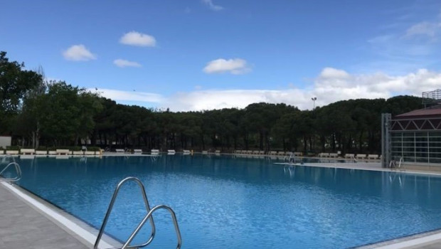 ep la piscina al aire libre del centro deportivo municipal de aluche en el distrito de latina madrid