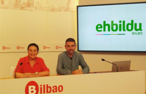 ep la portavoz de eh bildu en el ayuntamiento de bilbao jone goirizelaia y el concejal asier