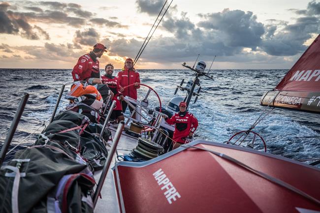 Louis Sinclair, Willy Altadill, Rob Greenhalgh Y Támara Echegoyen En El MAPFRE | UGO FONOLLA/VOLVO OCEAN RACE ep louis sinclair willy altadill rob greenhalghtamara echegoyenmapfre
