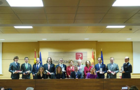 ep maria emilia adan y su junta de gobierno reciben la medalla de honor del colegio de registradores