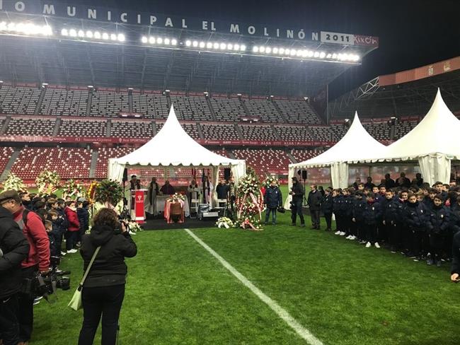 El Molinón da el último adiós a Quini | TWITTER.COM/REALSPORTING ep molinon da el ultimo adiosquini