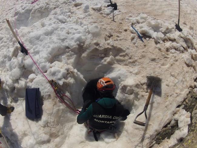 Muere un montañero tras caer sobre el cauce de un río, en Benasque. | GUARDIA CIVIL ep mueremontanerocaercauceun rio en benasque