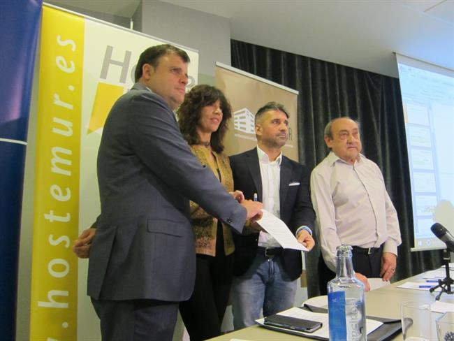 Representantes de asociaciones firman el manifiesto 'Soterramiento, esta vez sí' | EUROPA PRESS ep representantesasociaciones firmanmanifiesto soterramiento esta vez si