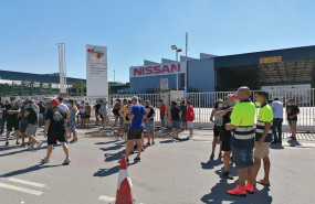 ep trabajadores ante la fabrica de nissan en montcada i reixac barcelona antes de la asamblea para