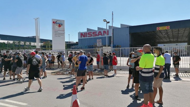 EUROPA PRESS ep trabajadores ante la fabrica de nissan en montcada i reixac barcelona antes de la asamblea para