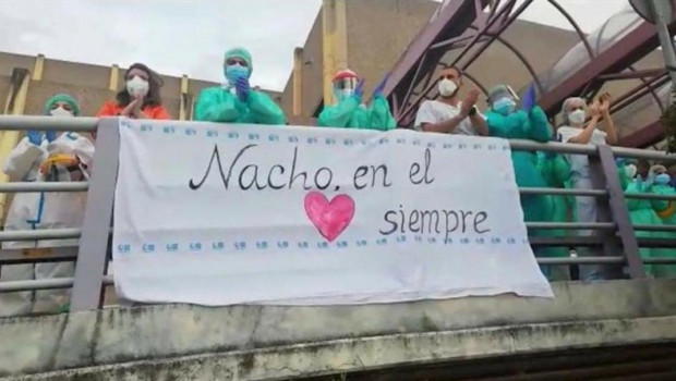 ep trabajadores del hospital de getafe rinden homenaje a su companero fallecido por el covid-19
