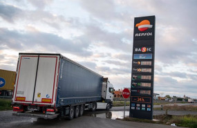 ep un camion pasa al lado de una gasolinera
