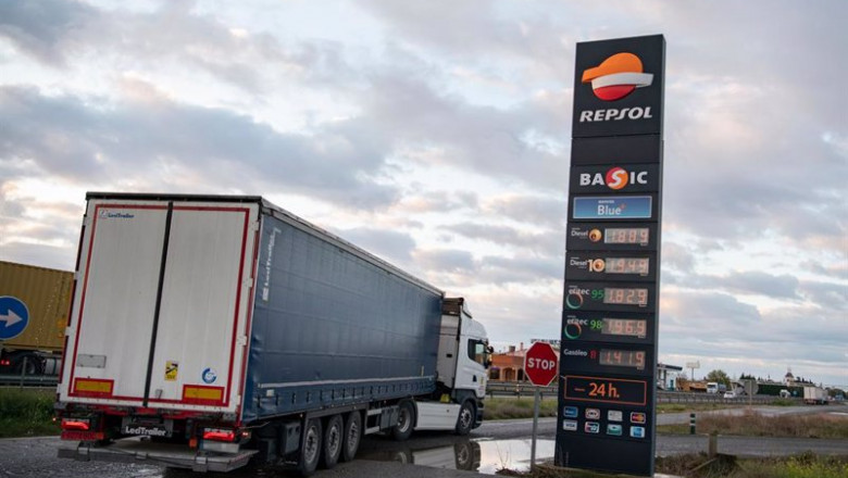 Un camión pasa al lado de una gasolinera | Eusebio García del Castillo - Europa Press ep un camion pasa al lado de una gasolinera