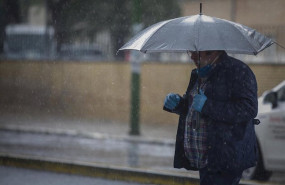 ep un hombre camina bajo la lluvia protegido con un paraguas durante la alerta amarilla en el estado