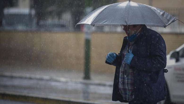 ep un hombre camina bajo la lluvia protegido con un paraguas durante la alerta amarilla en el estado ep un hombre camina bajo la lluvia protegido con un paraguas durante la alerta amarilla en el estado