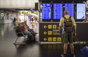 ep un hombre mira un panel de llegadas y salidas en el aeropuerto josep tarradellas barcelona el