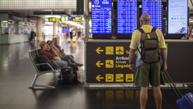 ep un hombre mira un panel de llegadas y salidas en el aeropuerto josep tarradellas barcelona el