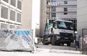 ep un obrero y un camion contenedor en una obra a 11 de febrero de 2022 en madrid espana la reciente
