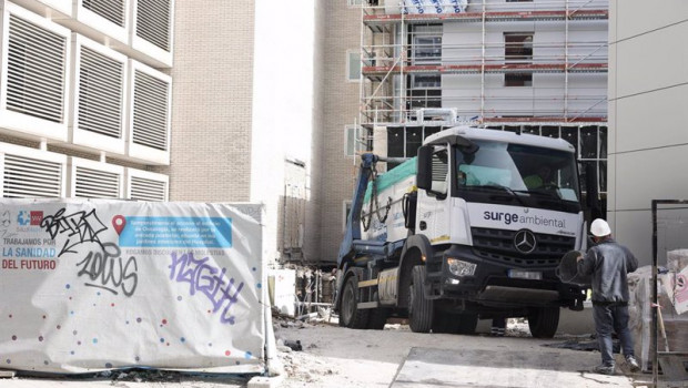 ep un obrero y un camion contenedor en una obra a 11 de febrero de 2022 en madrid espana la reciente