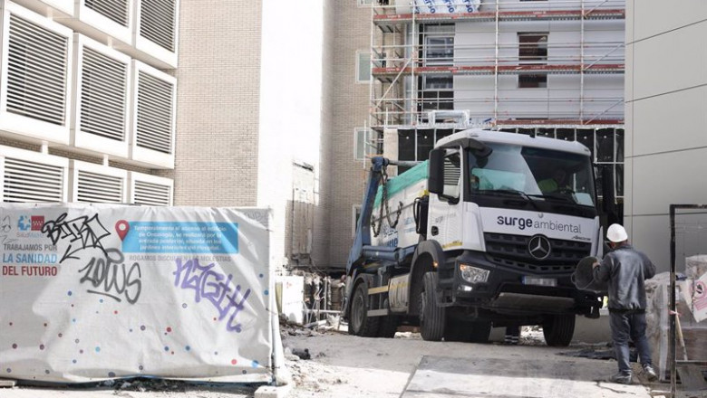 Un obrero y un camión contenedor en una obra, a 11 de febrero de 2022, en Madrid (España). La reciente aprobación de la reforma laboral trae consigo modificaciones. Una de ellas afectará a los trabajadores de la construcción. En concreto, unos 280.000 emp | Eduardo Parra - Europa Press ep un obrero y un camion contenedor en una obra a 11 de febrero de 2022 en madrid espana la reciente