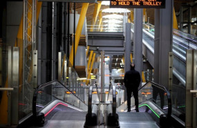ep un pasajero camina por las pasarelas mecanicas de la terminal 4 del aeropuerto adolfo suarez