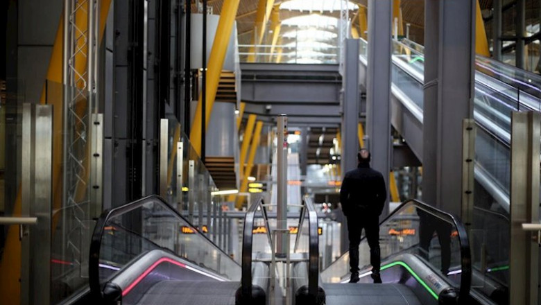 ep un pasajero camina por las pasarelas mecanicas de la terminal 4 del aeropuerto adolfo suarez