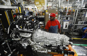 ep un trabajador de ford en una de sus plantas de produccion