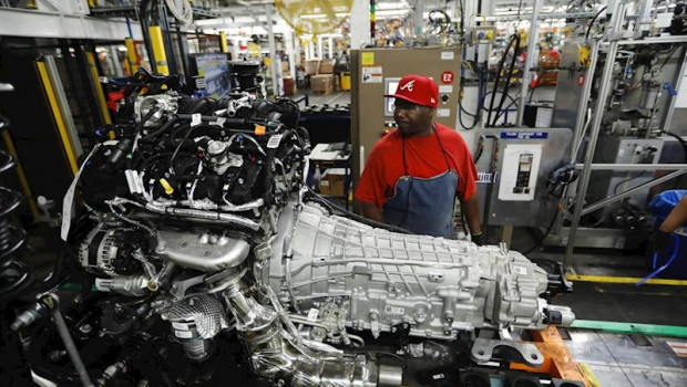 ep un trabajador de ford en una de sus plantas de produccion
