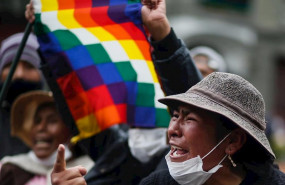 ep una seguidora del ex presidente evo morales con una bandera whipala durante las manifestaciones