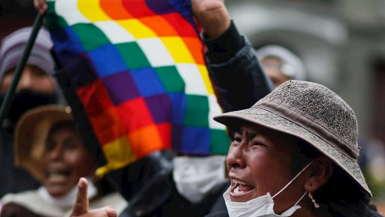 Una seguidora del ex presidente Evo Morales con una bandera whipala durante las manifestaciones en Bolivia | Gaston Brito/dpa - Archivo ep una seguidora del ex presidente evo morales con una bandera whipala durante las manifestaciones
