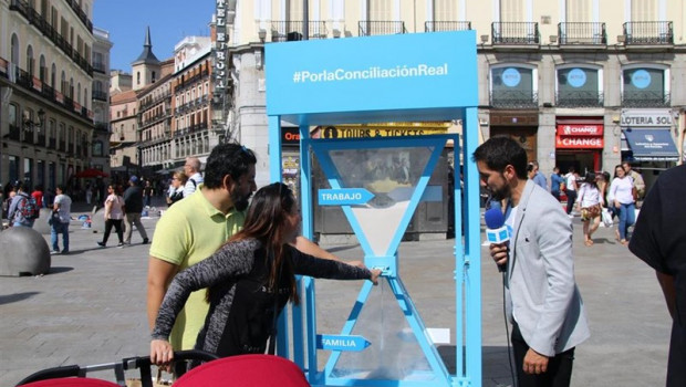 ep unicef comite espanol instala un reloj de arena en la puerta del sol de madrid a favor de la