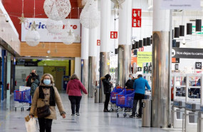 ep varias personas hacen compras en un centro comercial de segovia castilla y leon espana