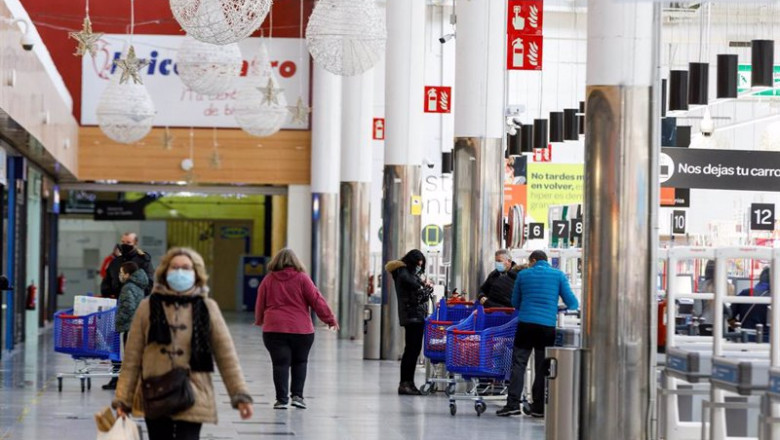 ep varias personas hacen compras en un centro comercial de segovia castilla y leon espana