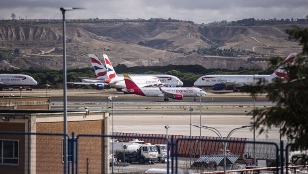ep varios aviones en el aeropuerto adolfo suarez madrid barajas