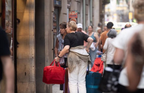 ep varios turistas con maletas en el centro de barcelona a 17 de septiembre de 2024 en barcelona