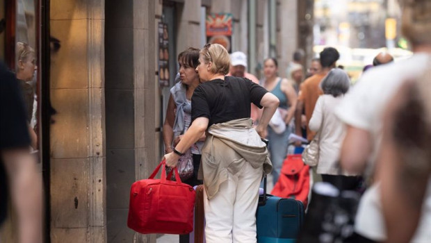 ep varios turistas con maletas en el centro de barcelona a 17 de septiembre de 2024 en barcelona