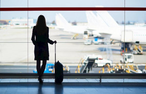 ep viajera de negocios frente a una ventana en un aeropuerto ep viajera de negocios frente a una ventana en un aeropuerto