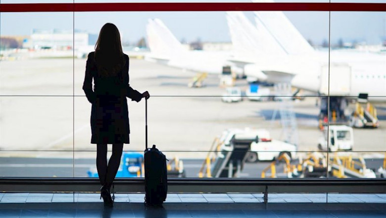 Viajera de negocios frente a una ventana en un aeropuerto | ©EKATERINA POKROVSKY - STOCK.ADOBE.COM / EKATERINA ep viajera de negocios frente a una ventana en un aeropuerto